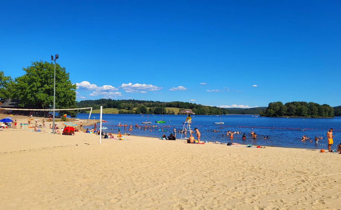 Lake Vassiviere Beach'in fotoğrafı açık bej kum yüzey ile