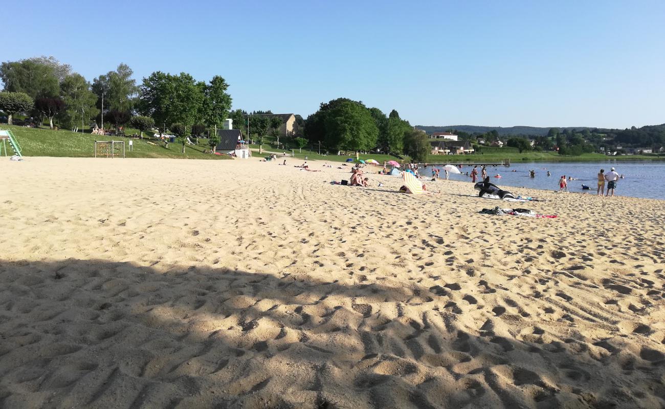 Plage du Lac de Chateauneuf la Foret'in fotoğrafı açık bej kum yüzey ile