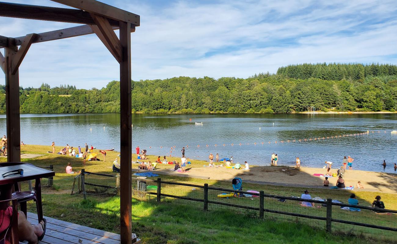 Plage du Lac de Viam'in fotoğrafı parlak kum yüzey ile