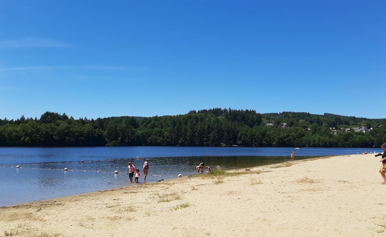 Plage du Lac de Sechemailles'in fotoğrafı açık bej kum yüzey ile