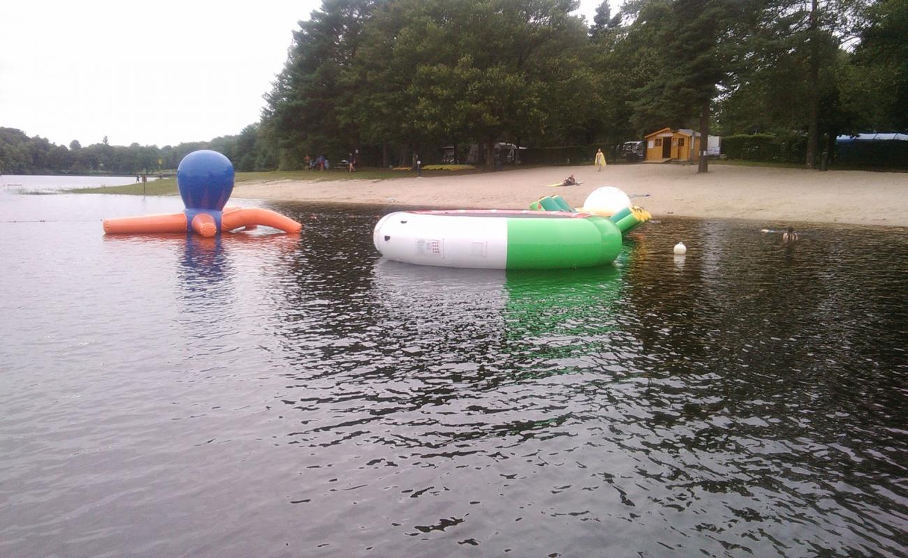 Plage du Lac de Feyt'in fotoğrafı açık bej kum yüzey ile