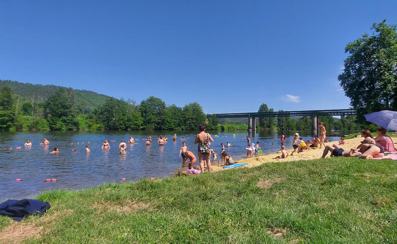 La plage de Saint-Cirq-Lapopie'in fotoğrafı çim yüzey ile