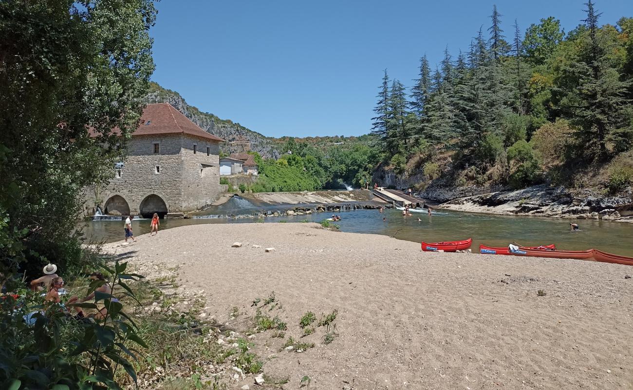 Plage de Cabrerets'in fotoğrafı küçük gri çakıllar yüzey ile