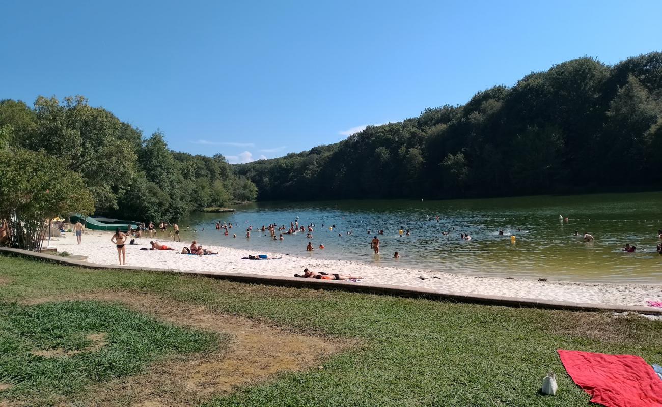 Plage du Lac d'Aignan'in fotoğrafı açık bej kum yüzey ile