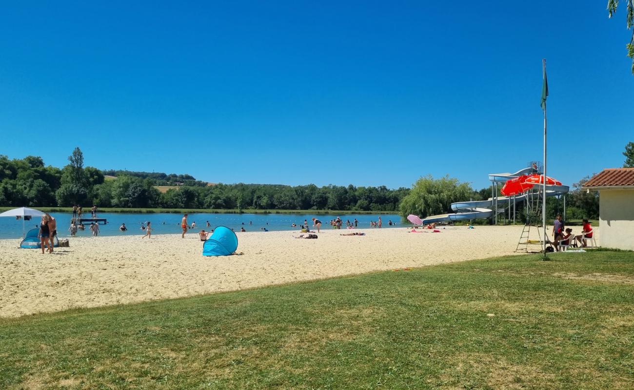 La plage de Verduzan'in fotoğrafı parlak kum yüzey ile