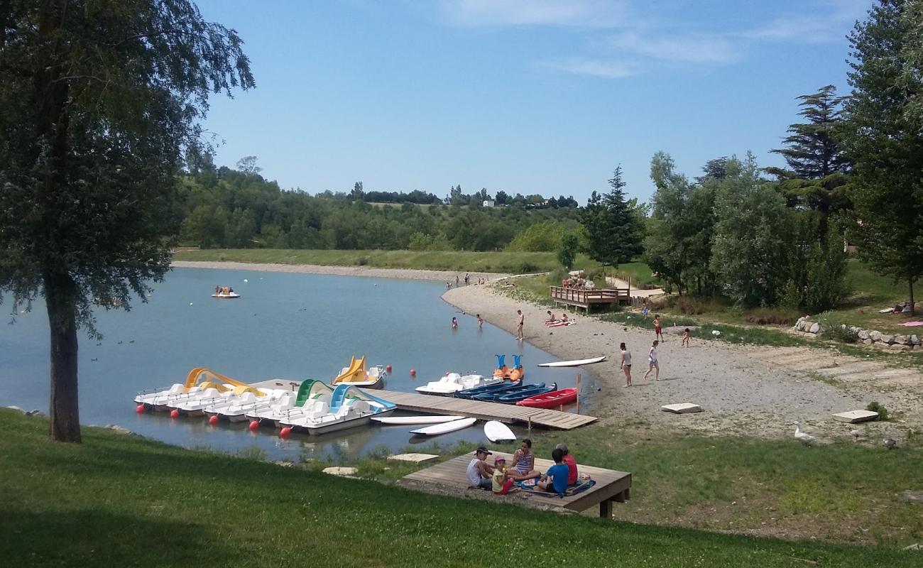 Lac de la Thesauque Beach'in fotoğrafı çim yüzey ile