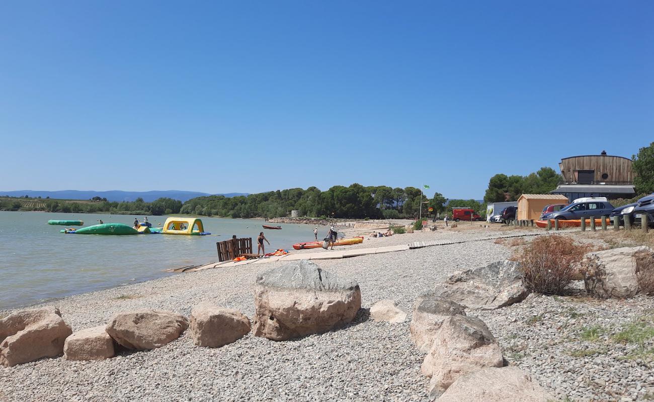 Plage du Lac de Jouarres'in fotoğrafı küçük gri çakıllar yüzey ile