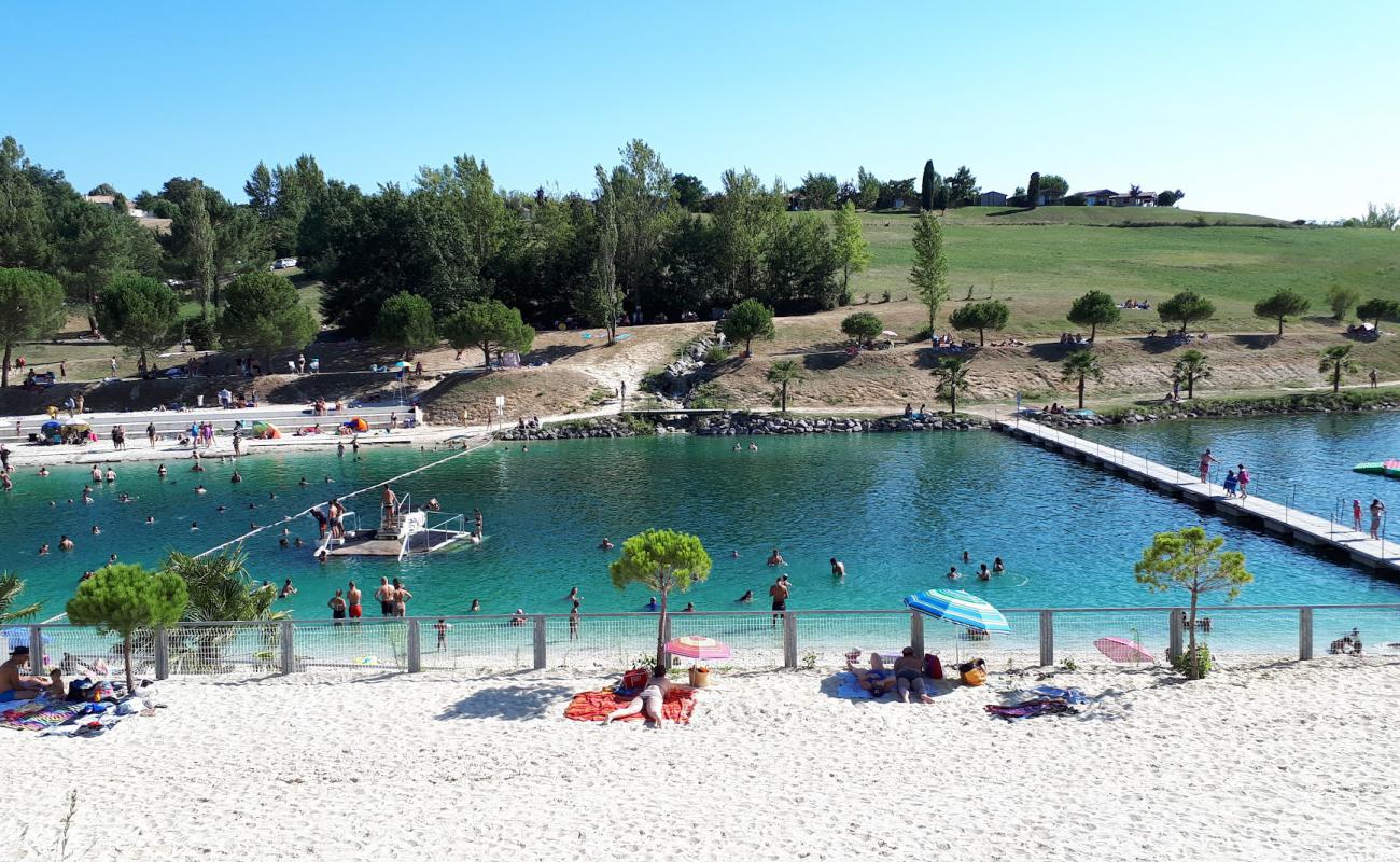 Piscine a Monclar de Quercy'in fotoğrafı açık bej kum yüzey ile
