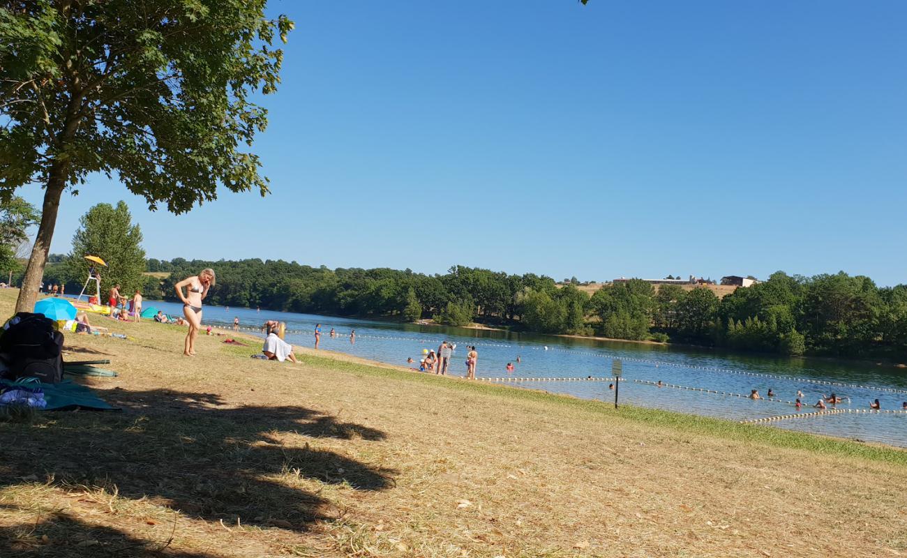 Plage du Lac de la Roucarie'in fotoğrafı taşlar yüzey ile