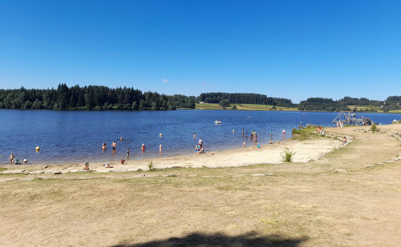 Plage du lac de Devesset'in fotoğrafı açık bej kum yüzey ile