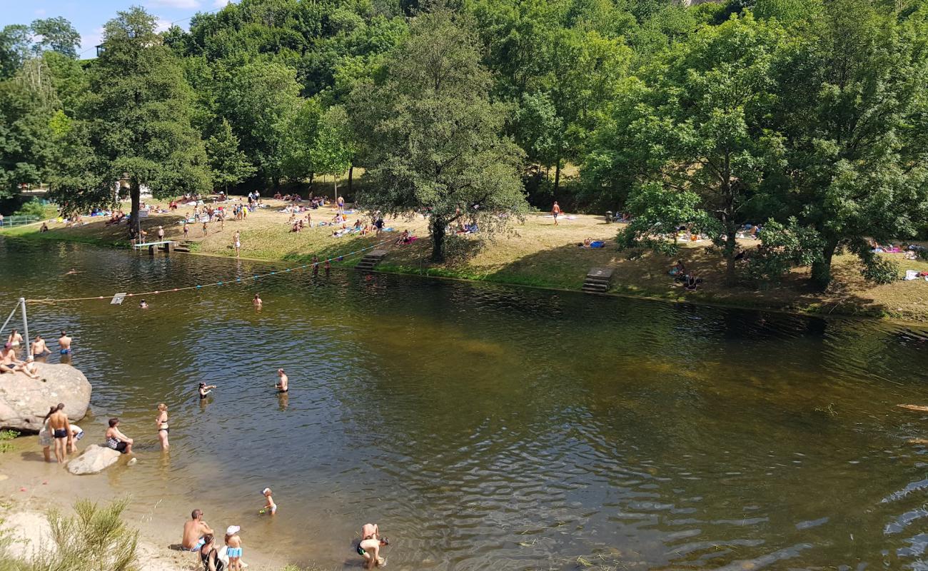 Plage de Point d'eau de Retourtour'in fotoğrafı çim yüzey ile