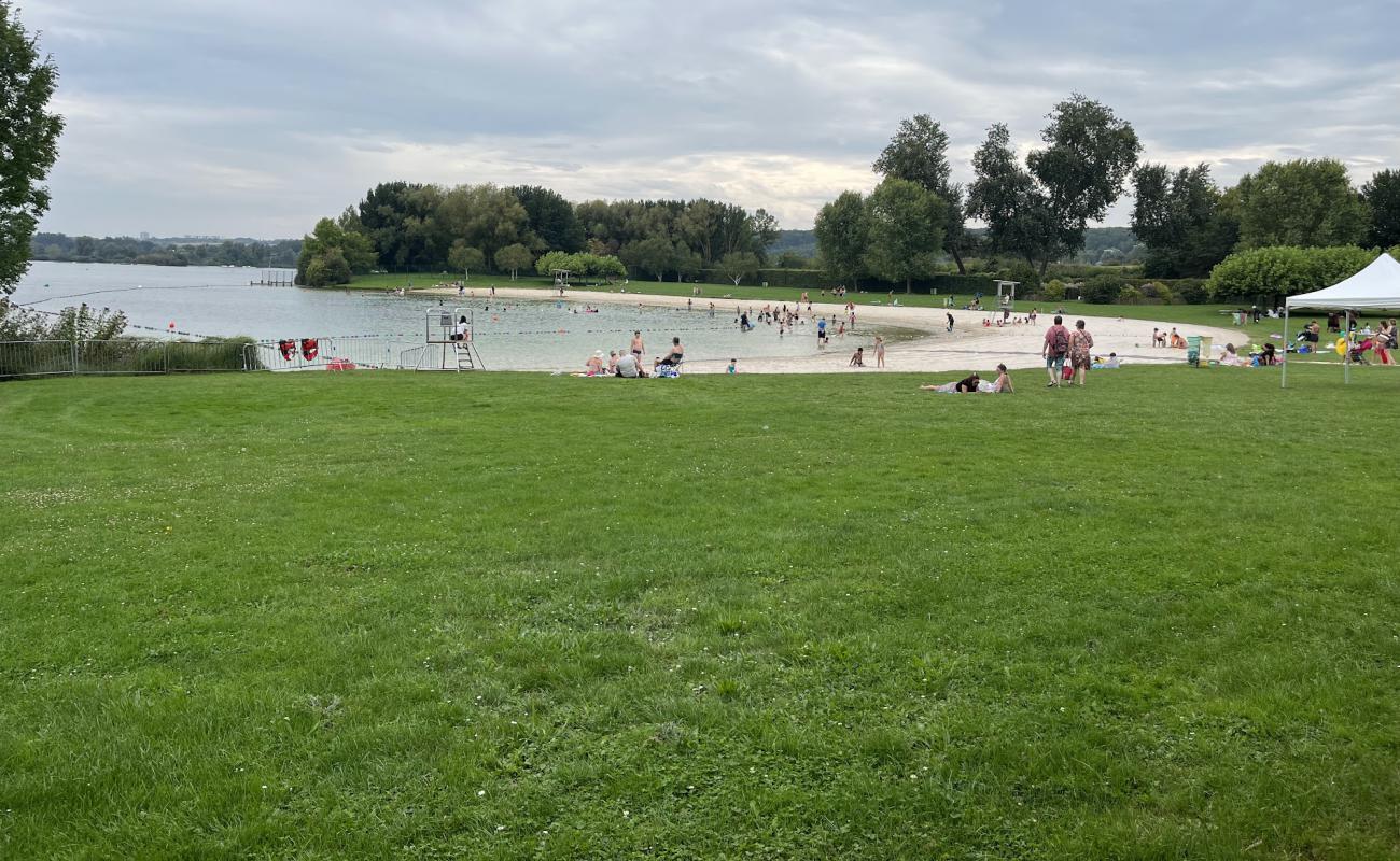 Plage du Plan d'Eau du Canada'in fotoğrafı parlak kum yüzey ile