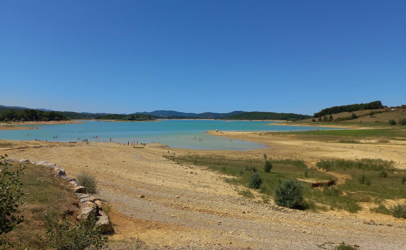 Plage Montbel'in fotoğrafı bej kum ve kayalar yüzey ile