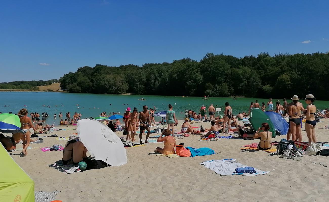 Plage du Lac De Lupiac'in fotoğrafı açık bej kum yüzey ile
