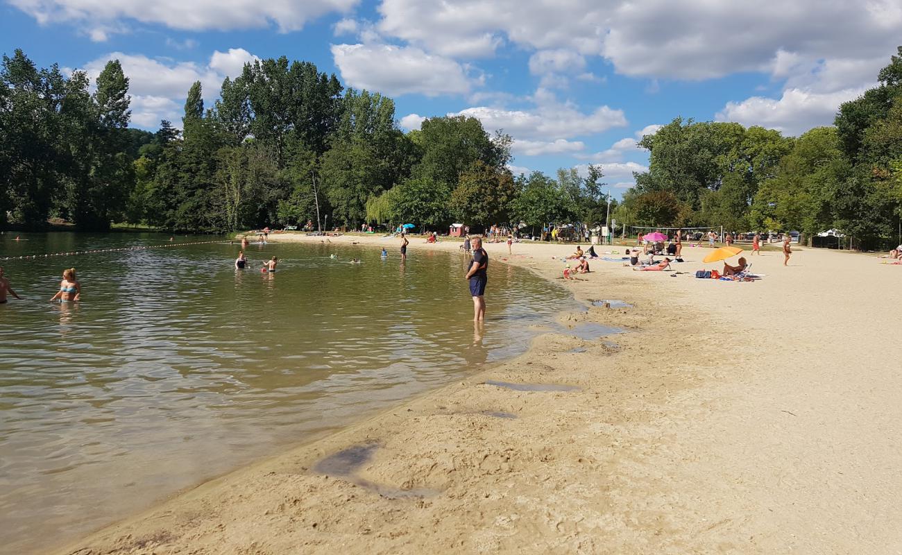 Plage d'Aubeterre'in fotoğrafı açık bej kum yüzey ile