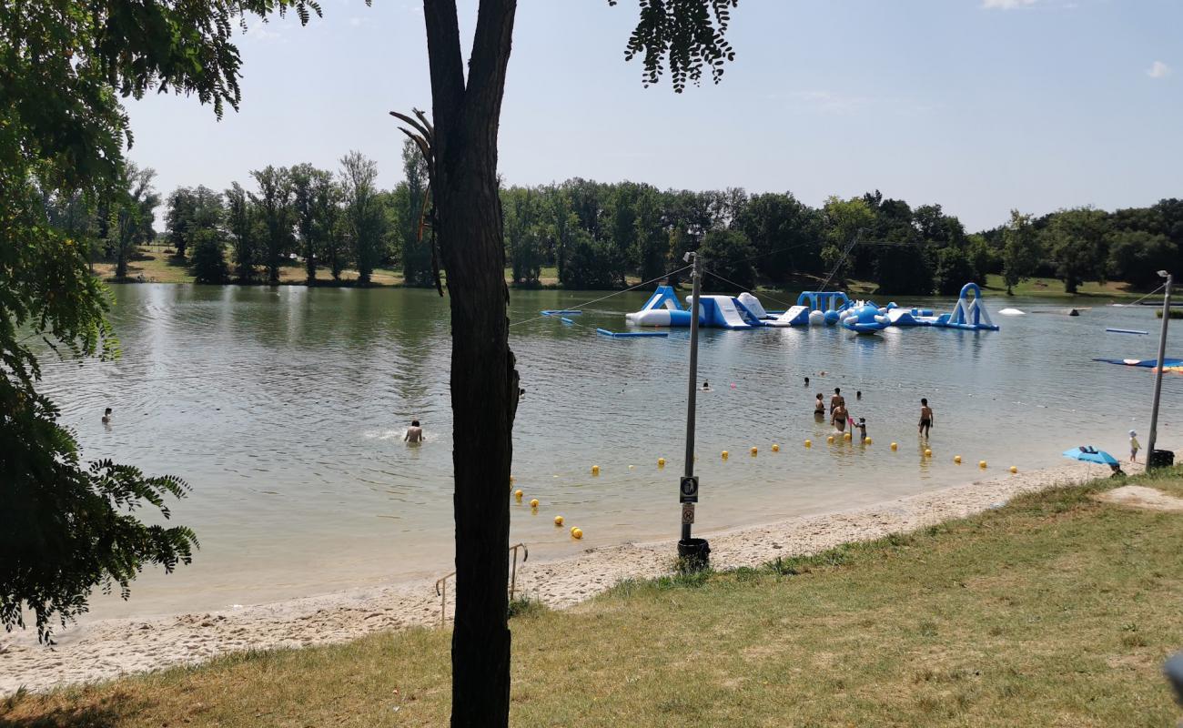 Plage Damazan'in fotoğrafı açık bej kum yüzey ile