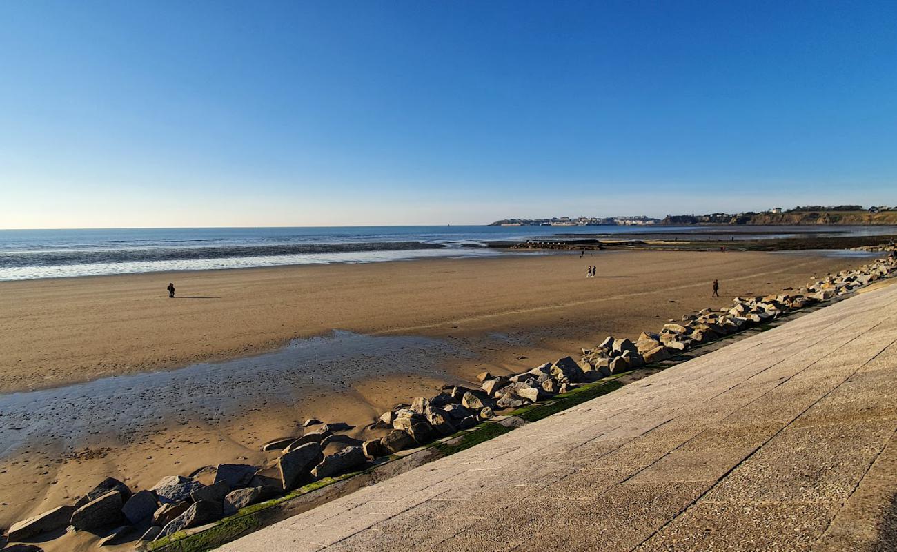 Plage De Saint Pair Sur Mer'in fotoğrafı parlak kum yüzey ile