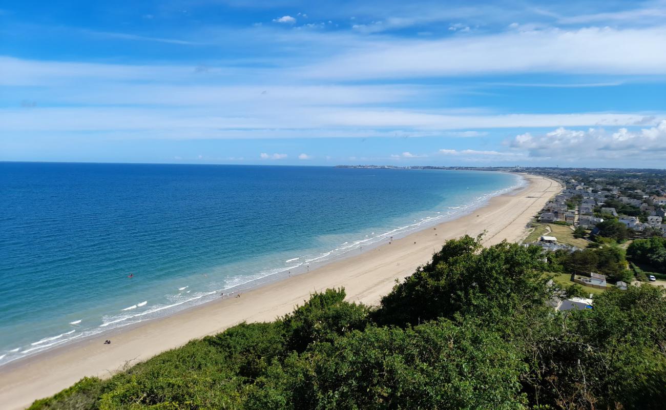 Plage de Jullouville'in fotoğrafı parlak kum yüzey ile