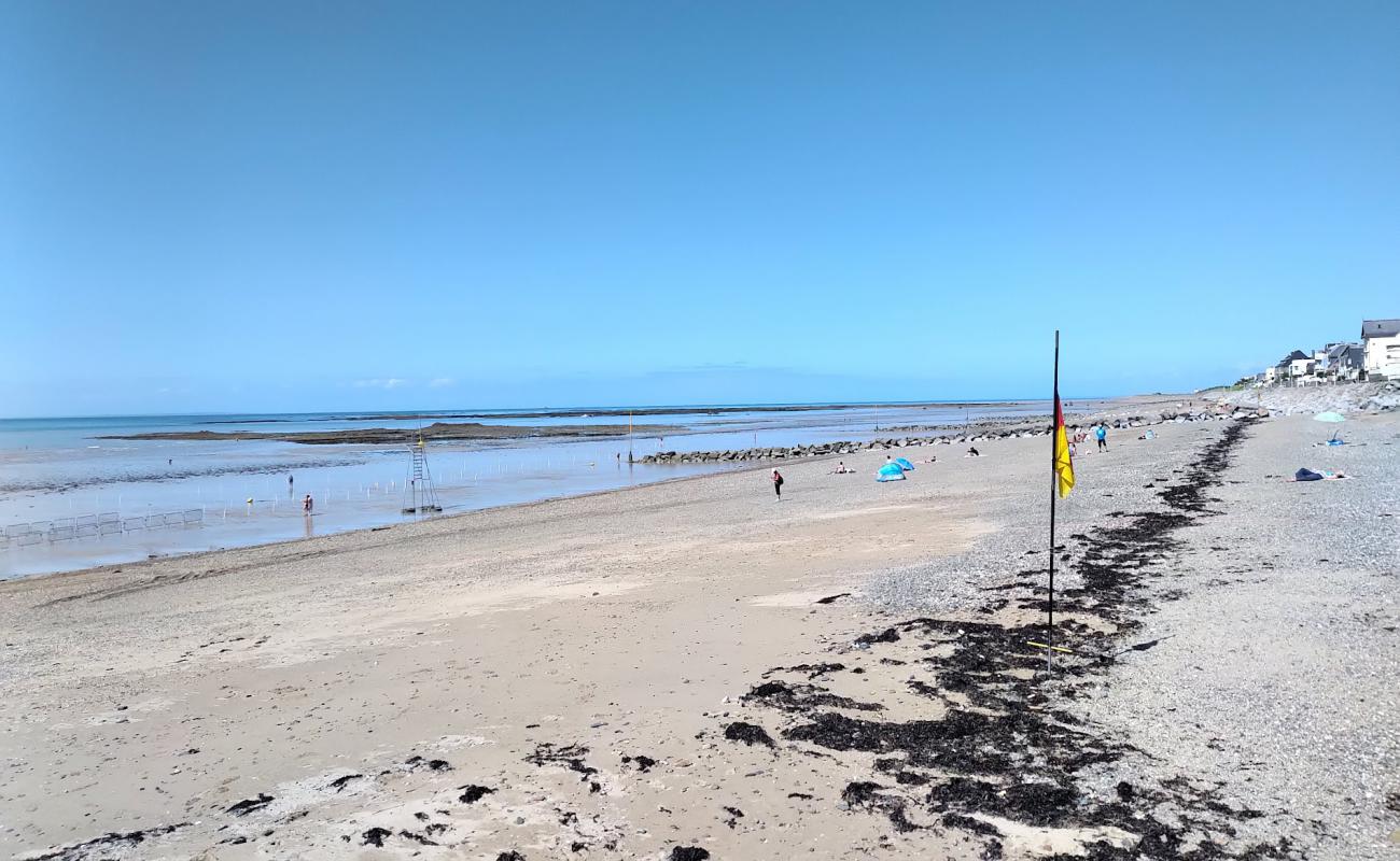 Plage d'Agon-Coutainville'in fotoğrafı parlak kum yüzey ile