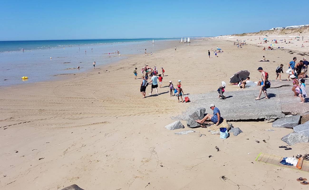 Plage Gouville-sur-Mer'in fotoğrafı parlak kum yüzey ile