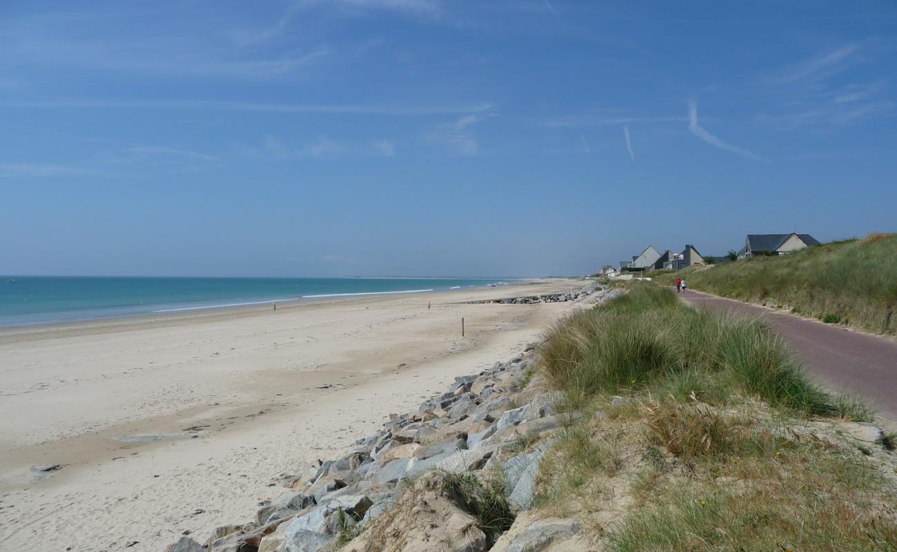 Plage Centrale de Pirou'in fotoğrafı parlak kum yüzey ile