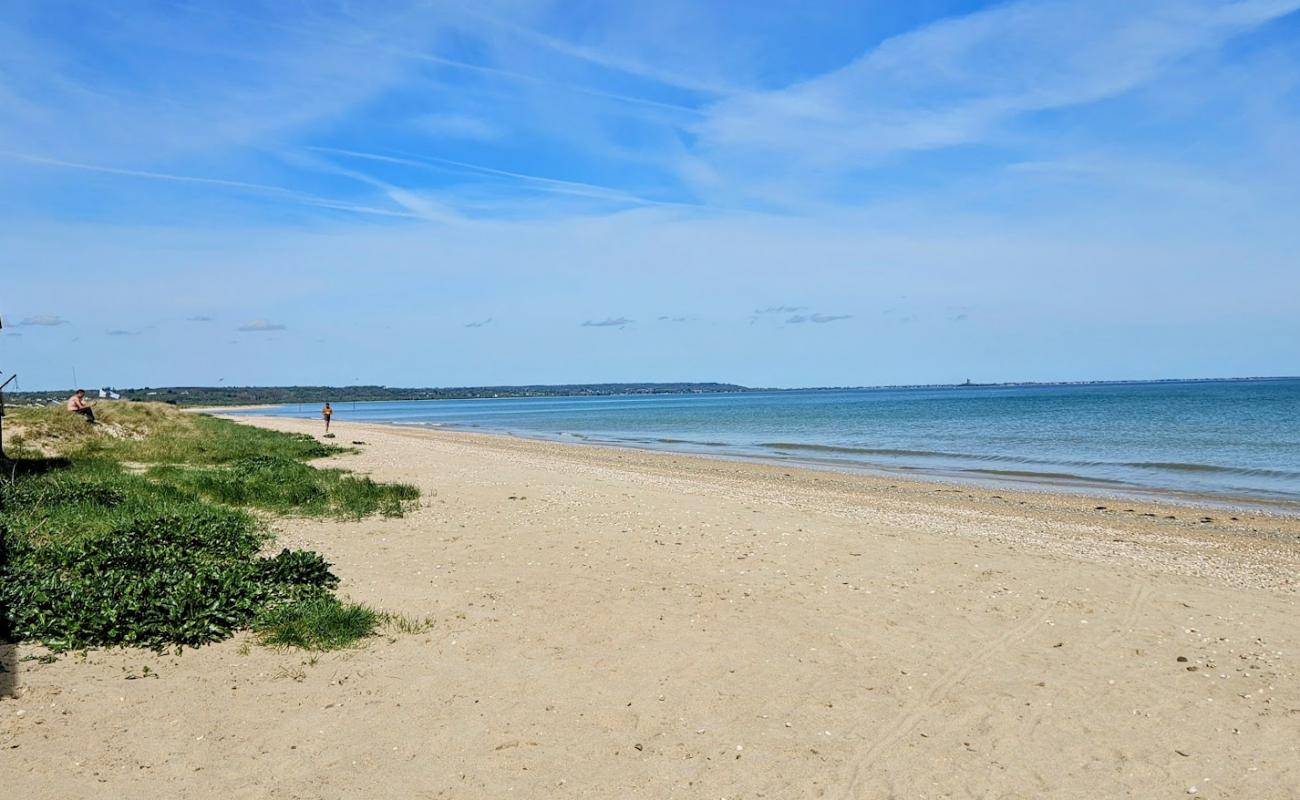 Plage de Quineville'in fotoğrafı parlak kum yüzey ile