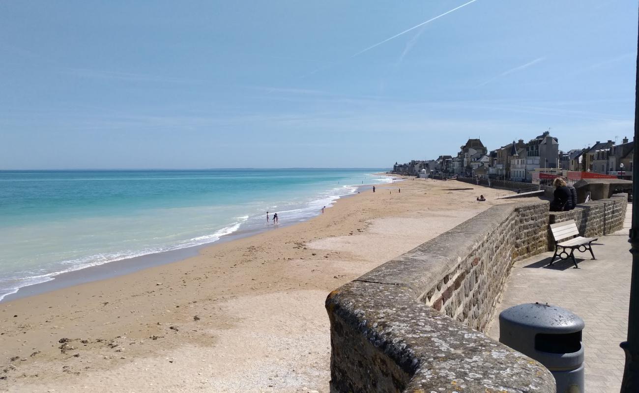 Plage de Bernieres-sur-Mer'in fotoğrafı parlak kum yüzey ile