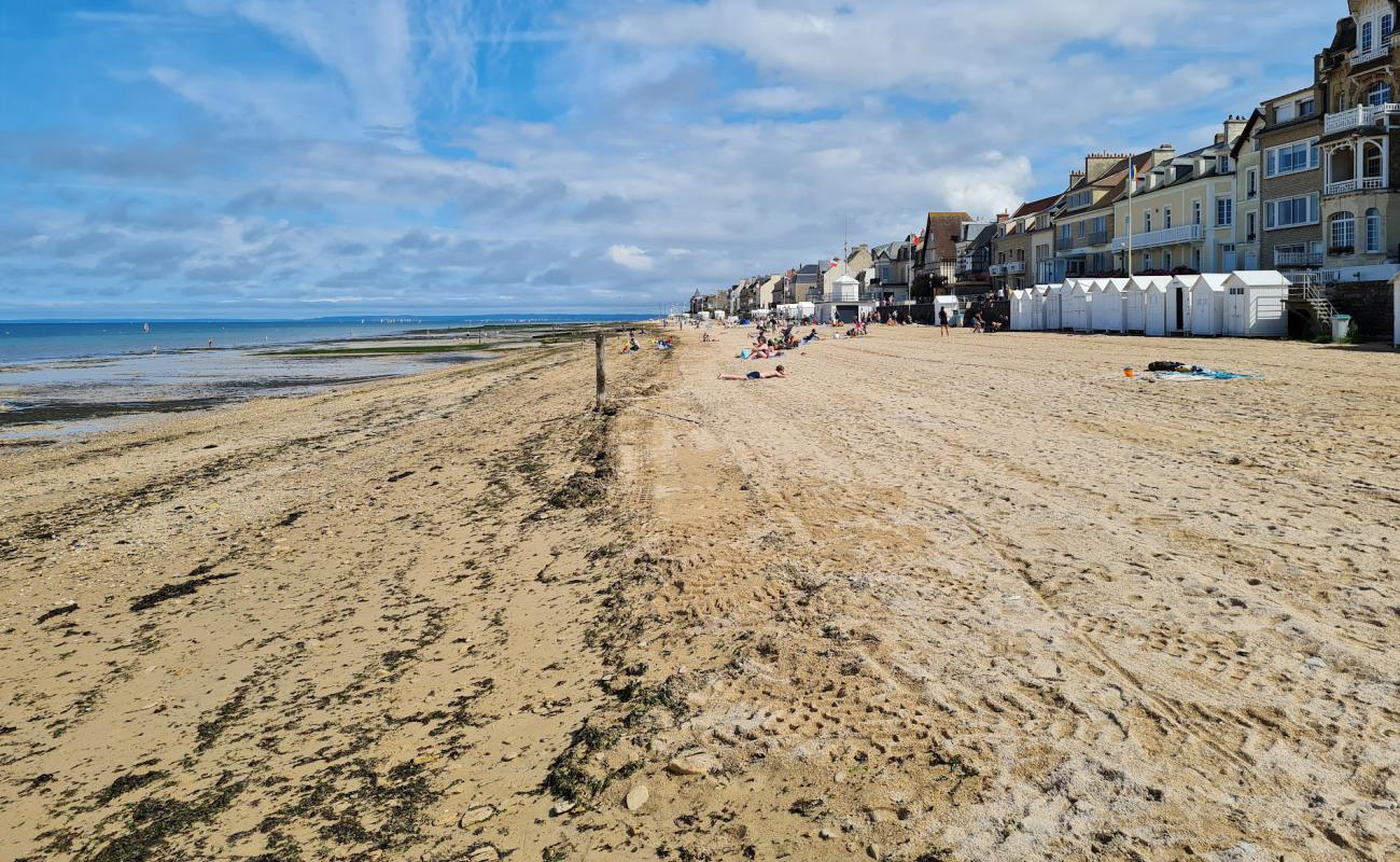 Plage de Saint Aubin sur Mer'in fotoğrafı parlak kum yüzey ile