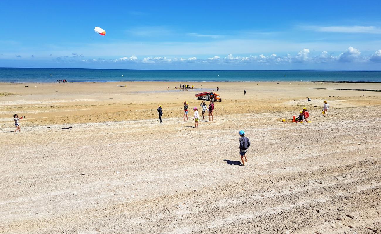 Plage de Luc sur Mer'in fotoğrafı parlak kum yüzey ile