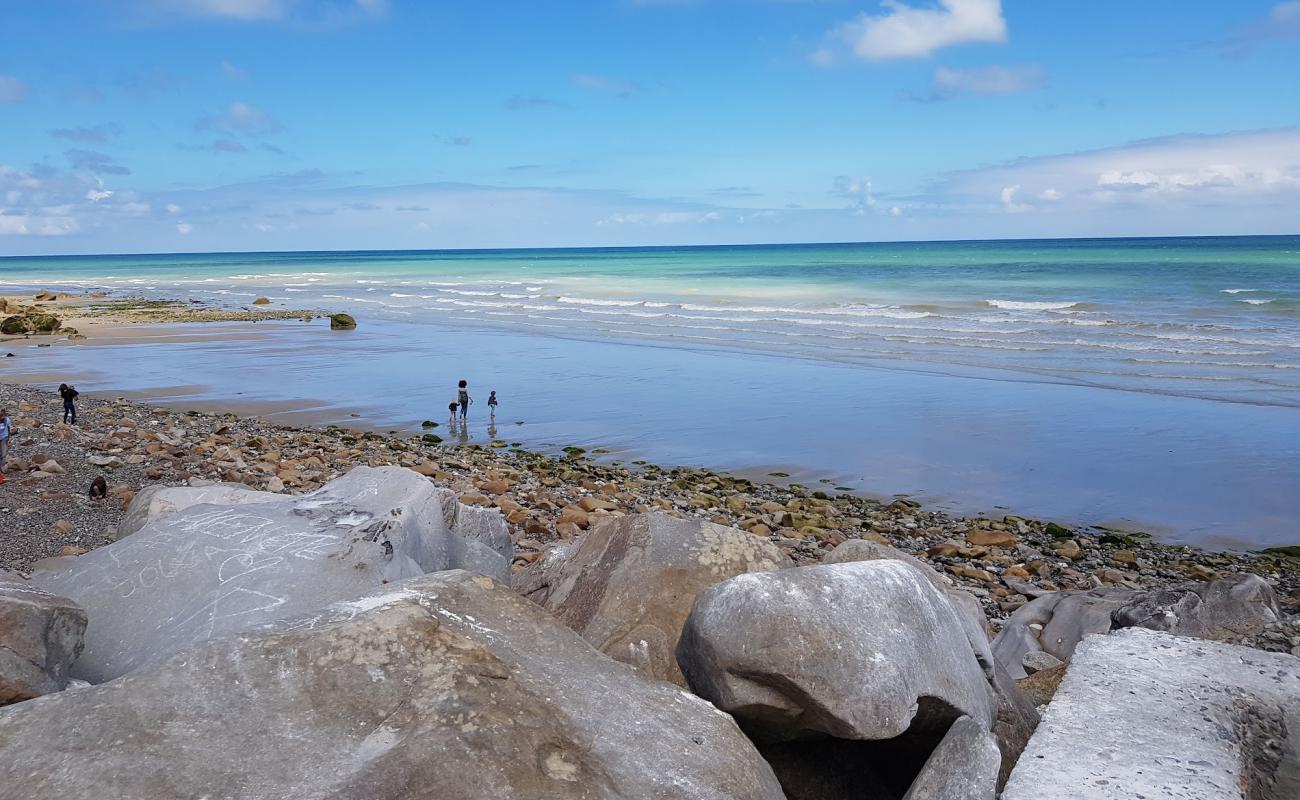 Plage du Petit Ailly'in fotoğrafı gri çakıl taşı yüzey ile