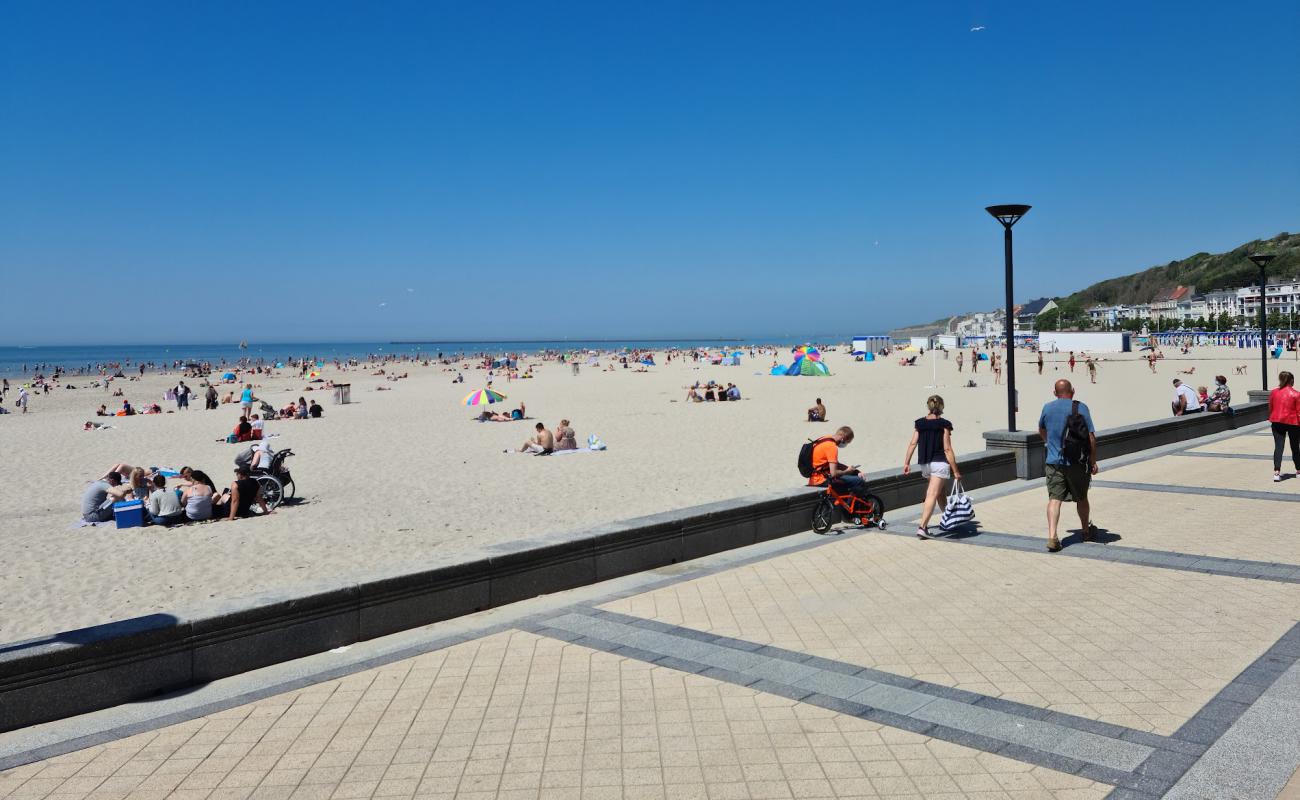 Plage de Boulogne-sur-Mer'in fotoğrafı açık bej kum yüzey ile