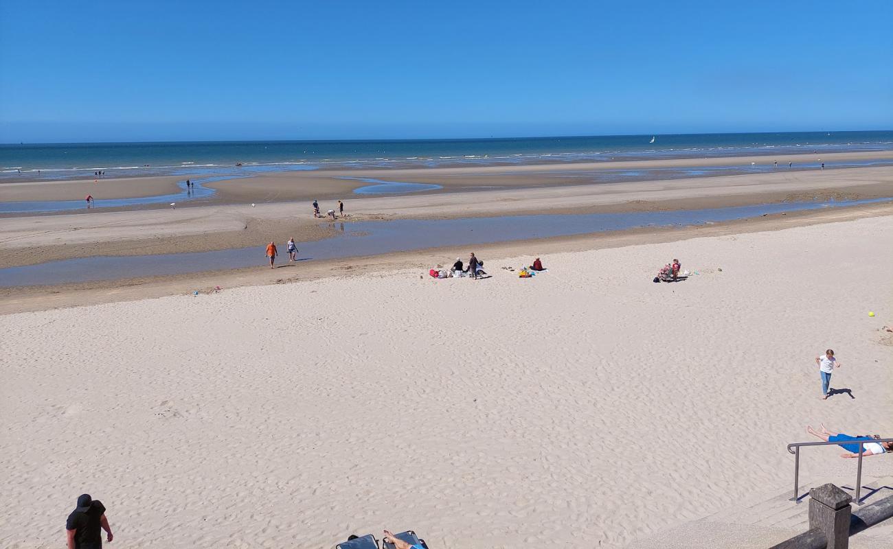 Plage de Zuydcoote'in fotoğrafı açık bej kum yüzey ile
