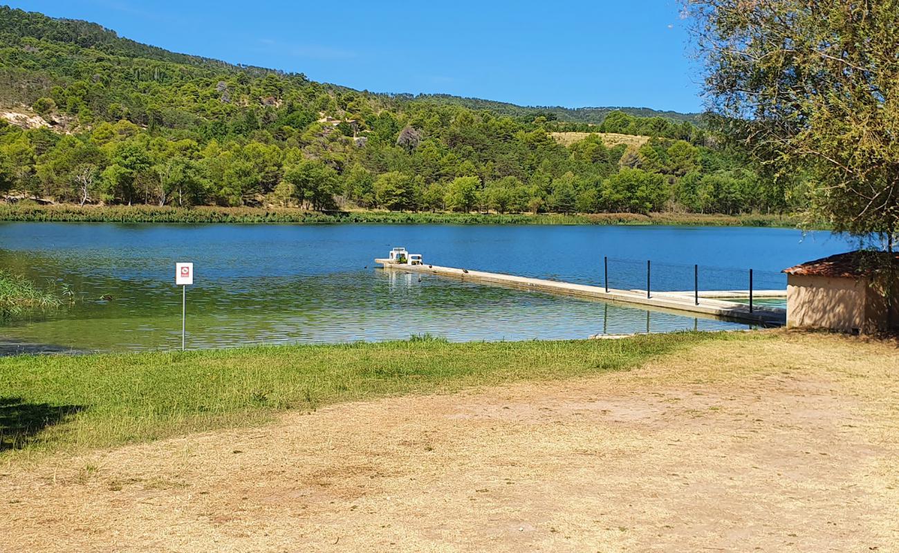 Plage du Petit Lac'in fotoğrafı beton kapak yüzey ile