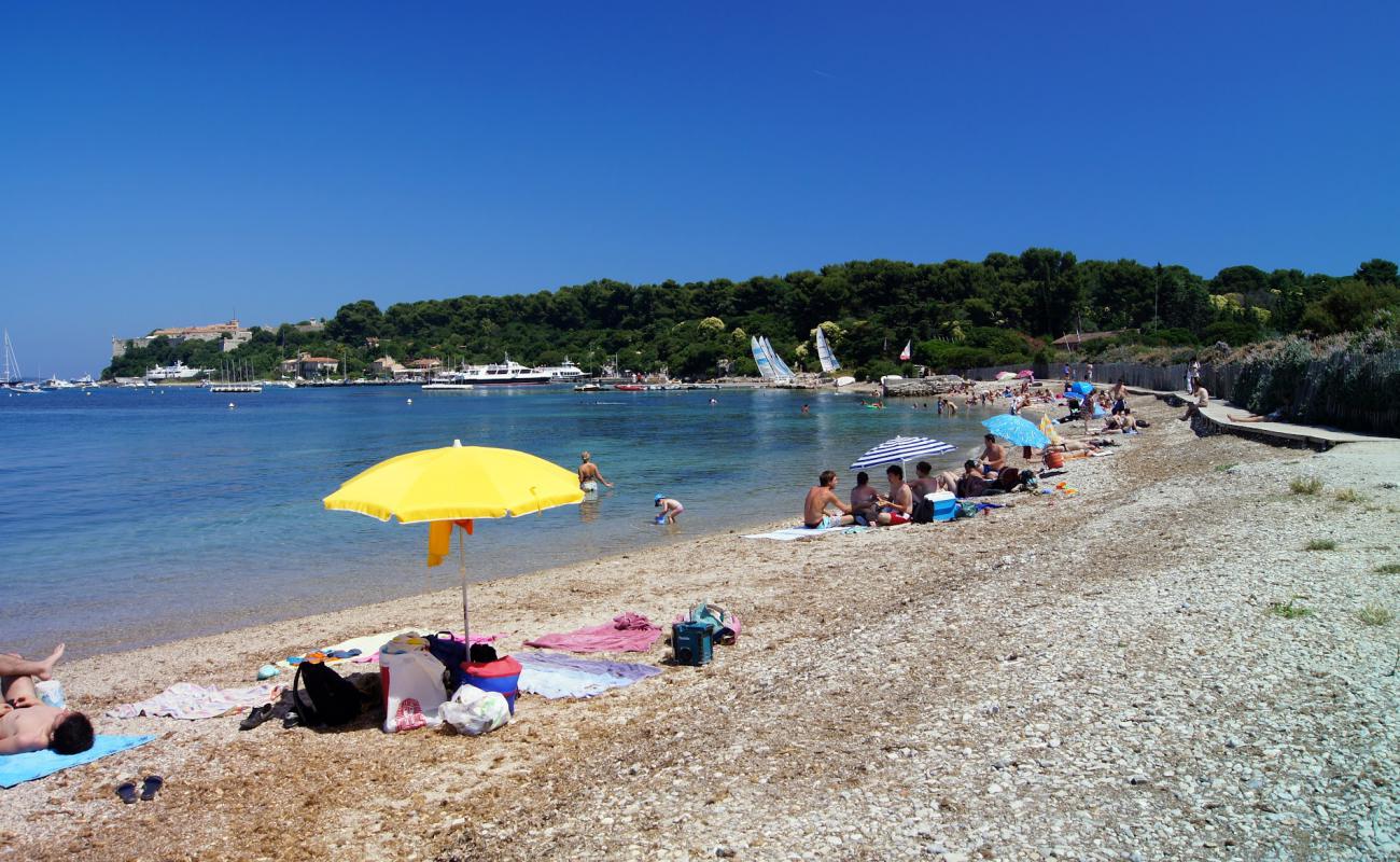 Plage du Bateguier Florence Arthaud'in fotoğrafı küçük gri çakıllar yüzey ile