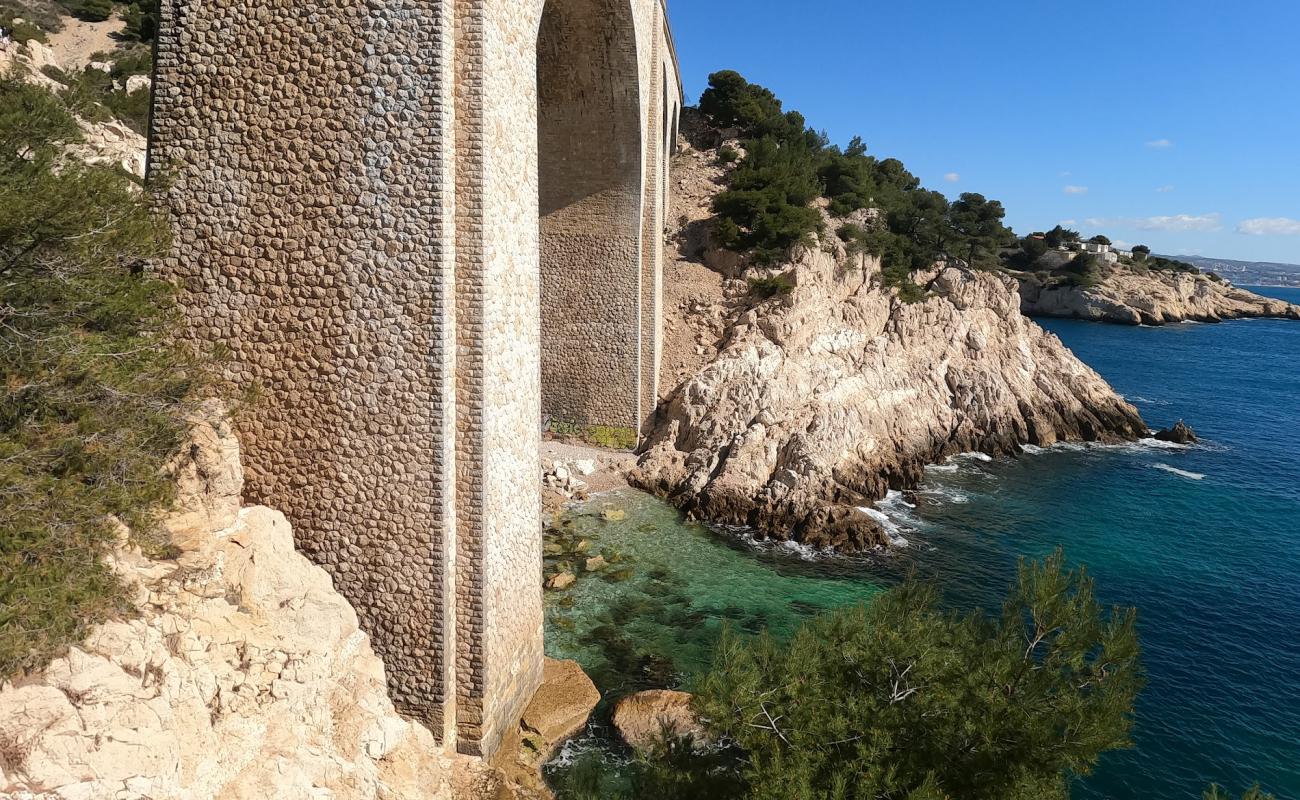 Plage de la Calanque du Jonquier'in fotoğrafı kayalık arazi yüzey ile
