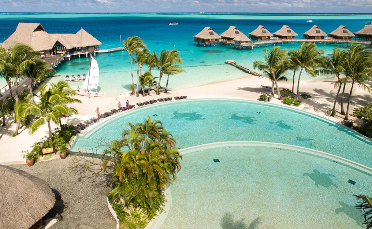 Conrad Bora Bora Plajı'in fotoğrafı i̇nce beyaz kum yüzey ile