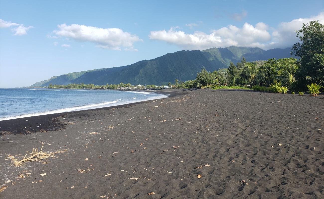 Taharuu Beach'in fotoğrafı siyah kum yüzey ile