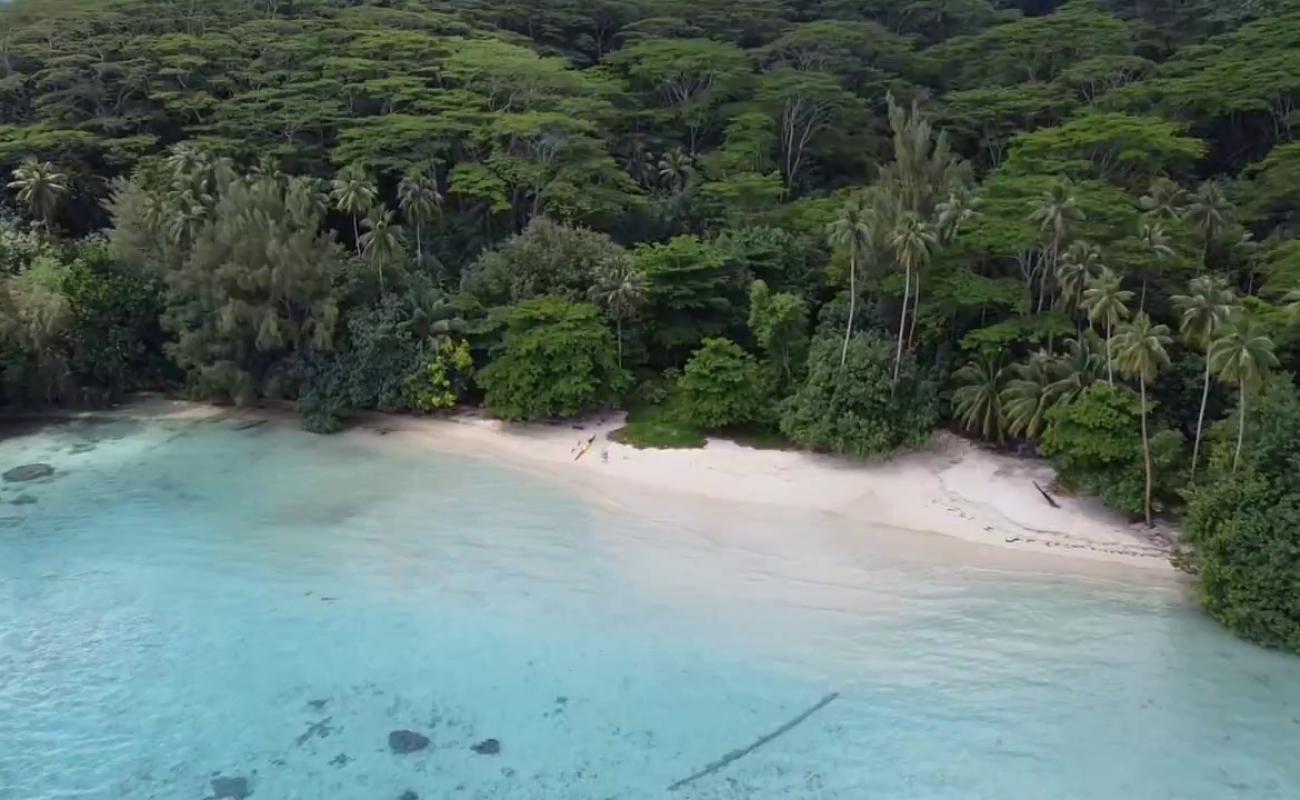 Plage Hana Iti'in fotoğrafı açık bej kum yüzey ile