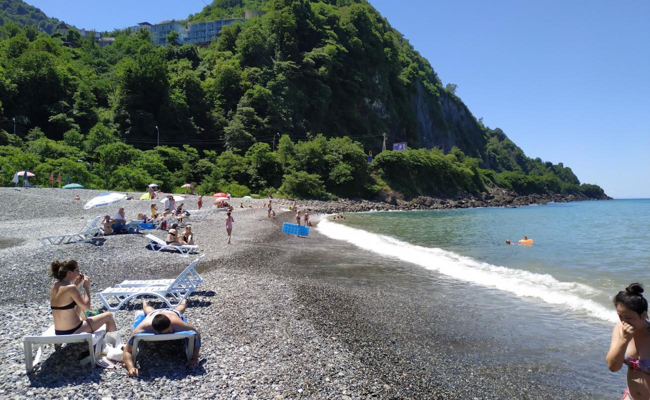 Kvariati beach'in fotoğrafı küçük gri çakıllar yüzey ile