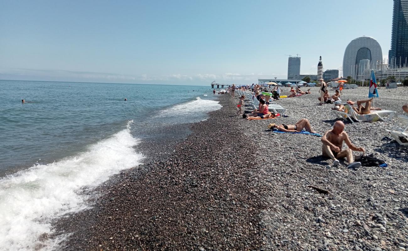 Batumi beach'in fotoğrafı hafif çakıl yüzey ile