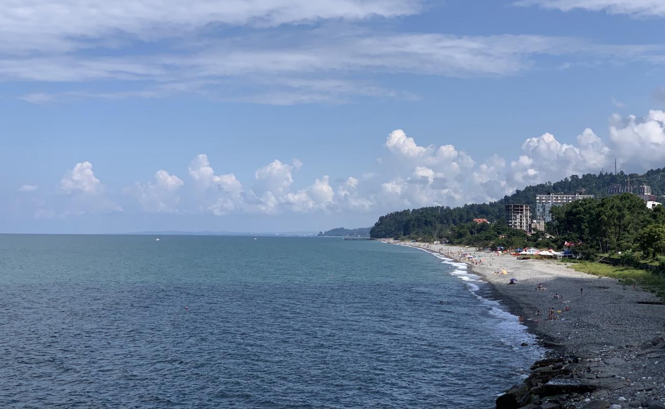 Makhinjauri beach'in fotoğrafı gri çakıl taşı yüzey ile