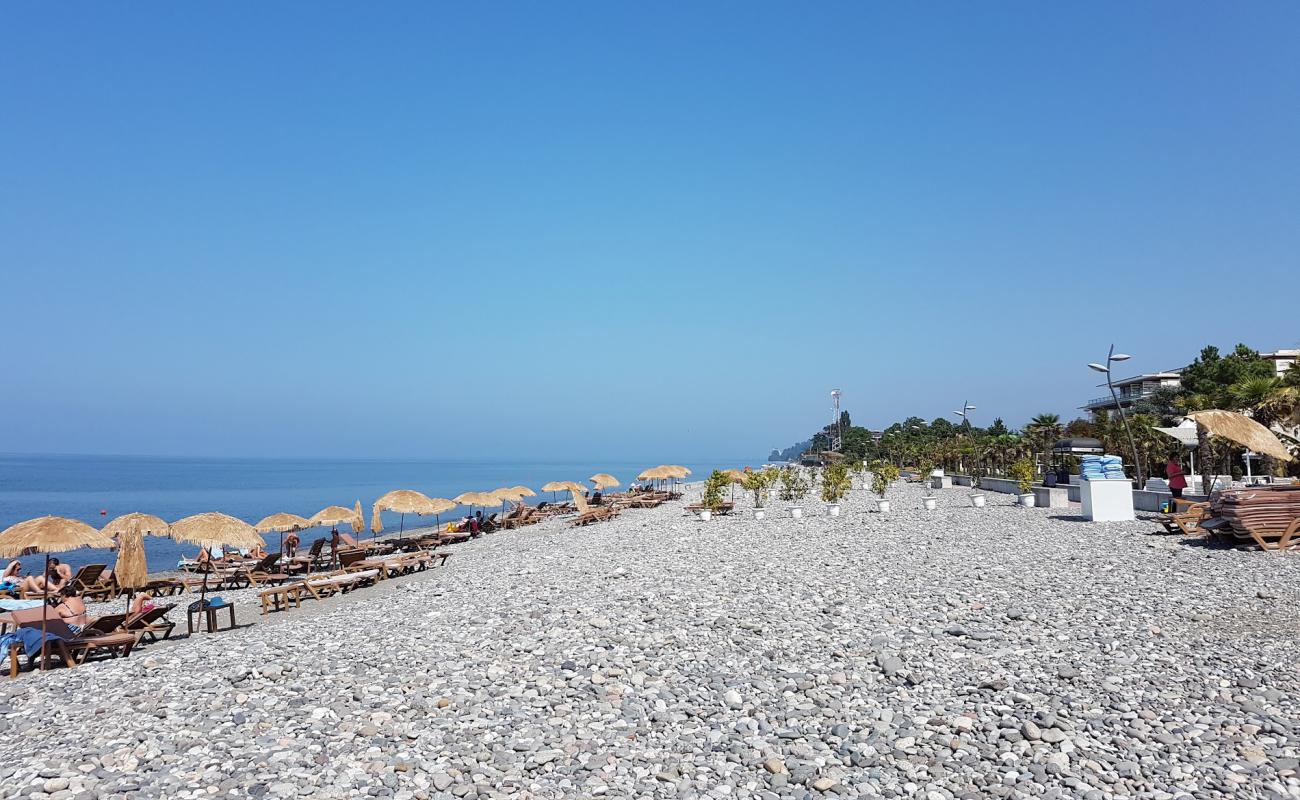 Oasis beach'in fotoğrafı bej çakıl yüzey ile