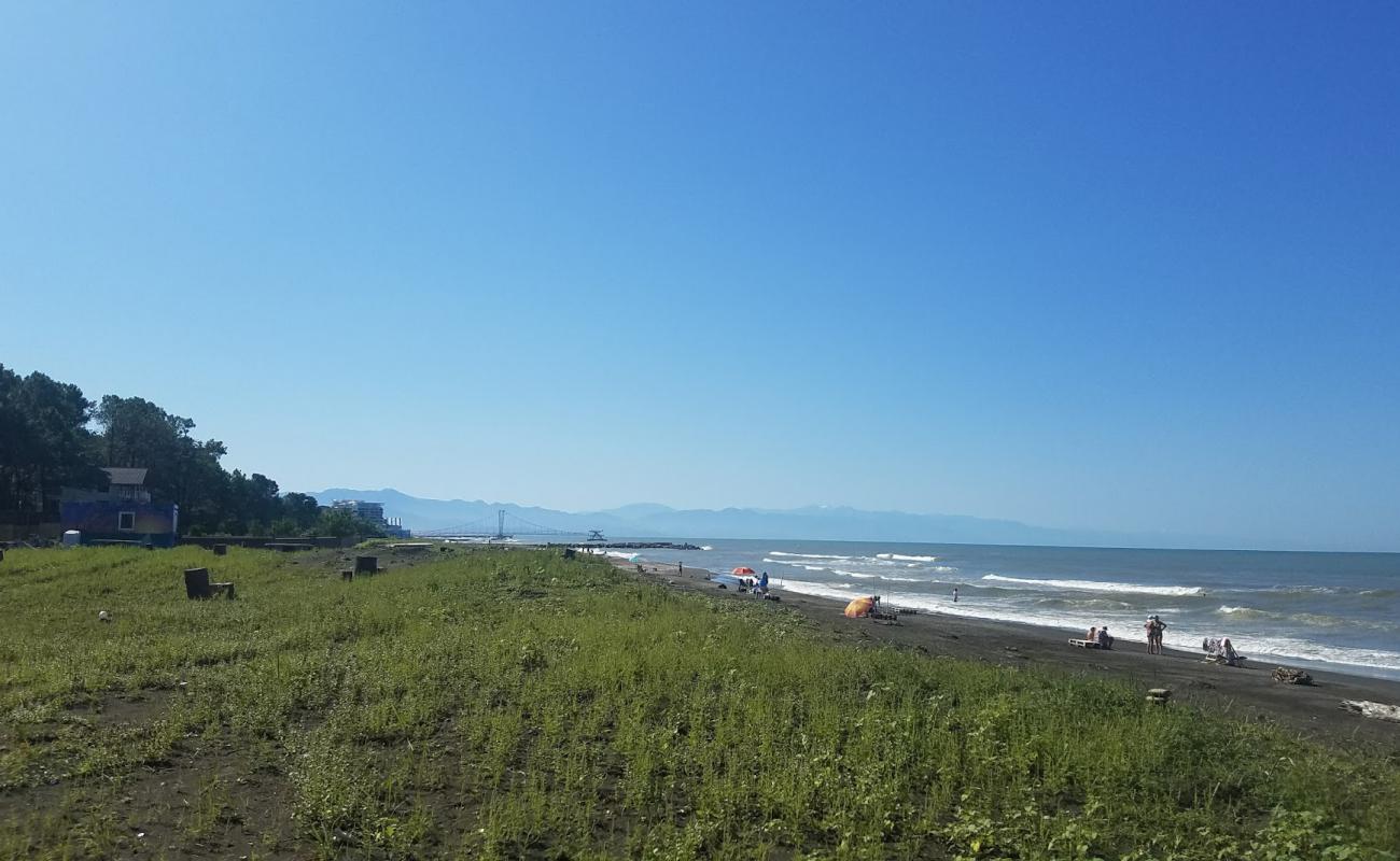 Kaprovani beach'in fotoğrafı siyah kum yüzey ile
