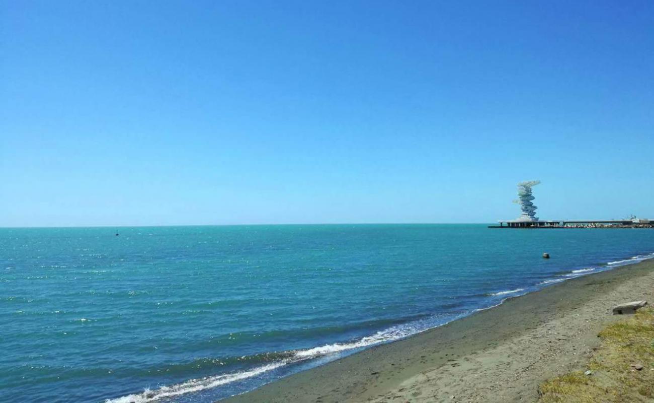 Rastaveli beach'in fotoğrafı gri kum yüzey ile