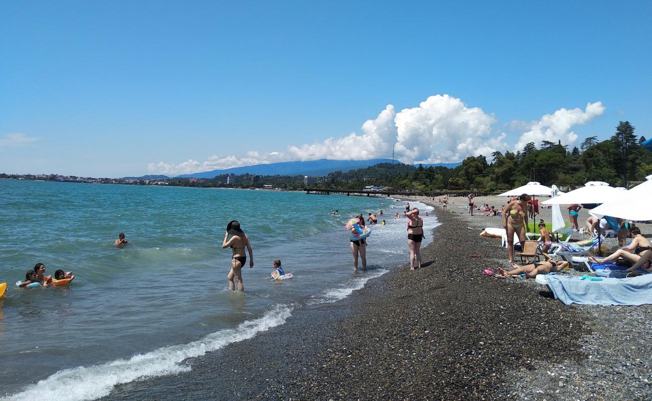 Naberezhnaya Sokhumi'in fotoğrafı çakıl ile kum yüzey ile