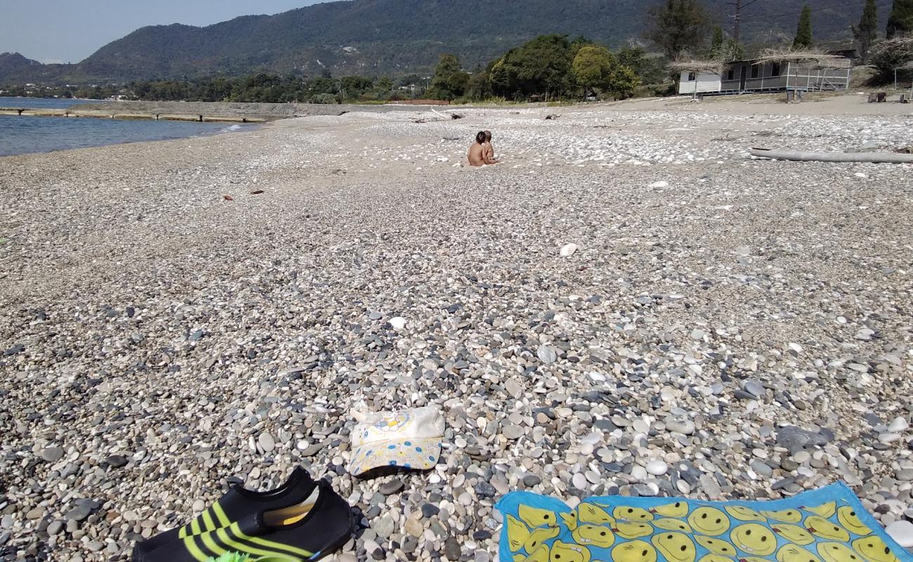 Amra beach'in fotoğrafı hafif çakıl yüzey ile