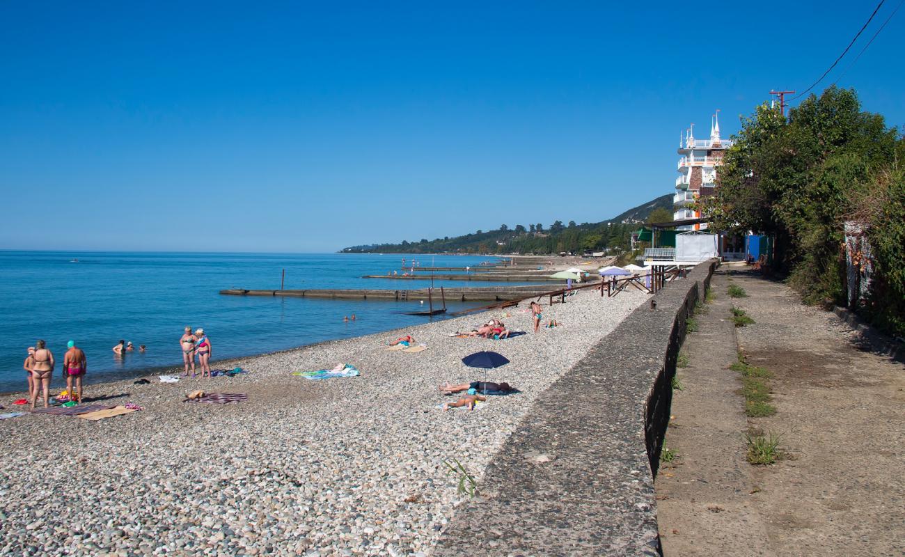 Tsitrusovani beach'in fotoğrafı çakıl ile kum yüzey ile