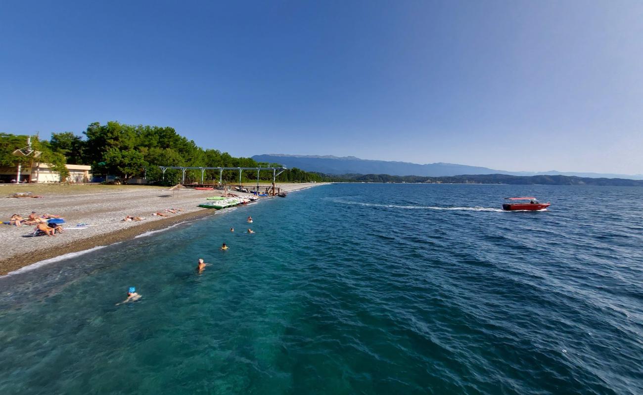 Pitsunda beach'in fotoğrafı çakıl ile kum yüzey ile