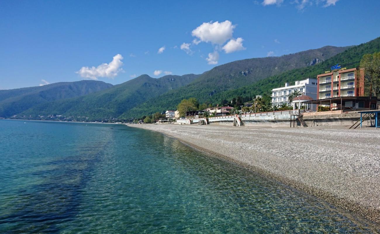 Gagra beach'in fotoğrafı hafif çakıl yüzey ile