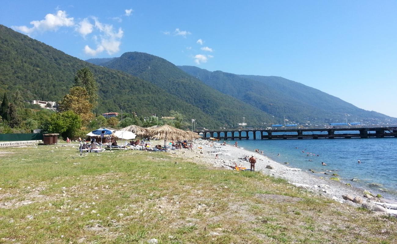 Gagra beach II'in fotoğrafı çakıl ile kum yüzey ile